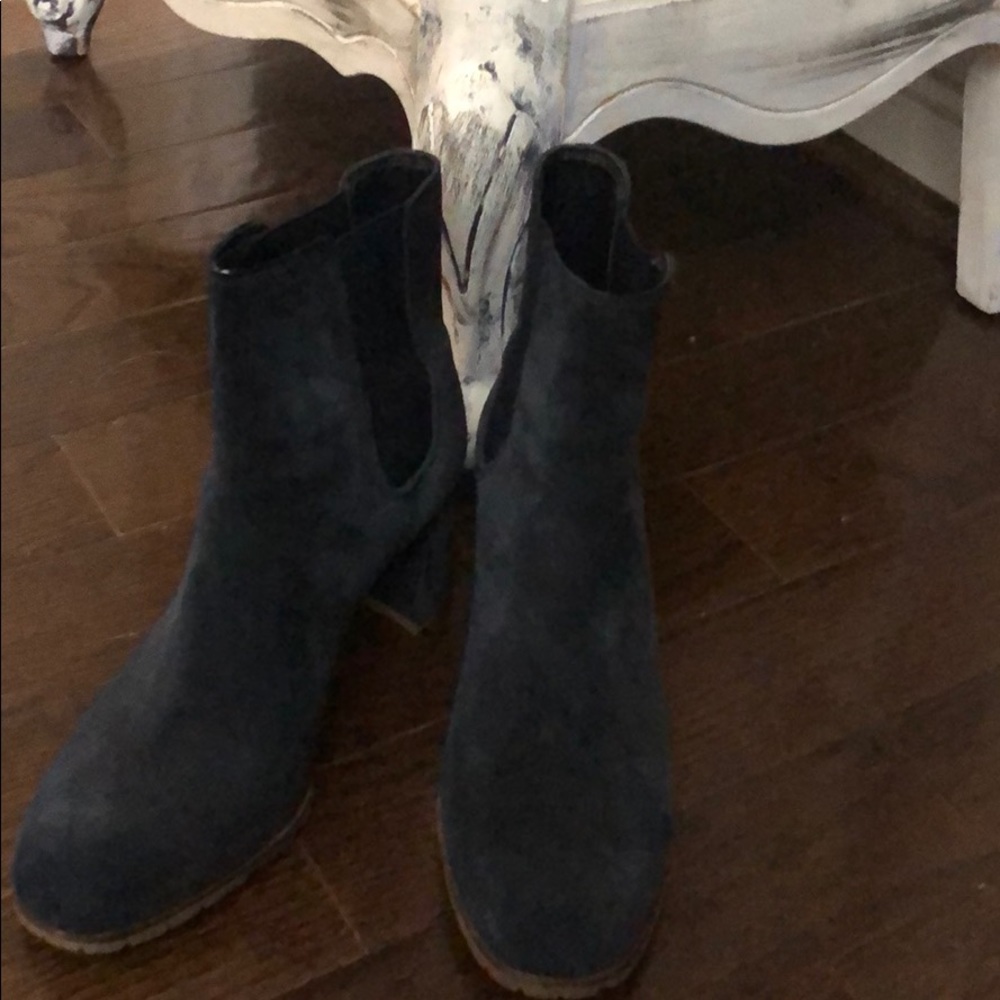 Blue suede short boots